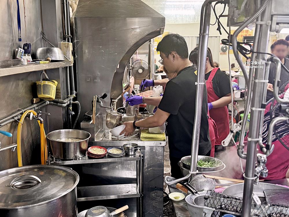 鶯歌美食「勇伯垃圾麵」豬骨熬製不去渣的湯頭賣了50年