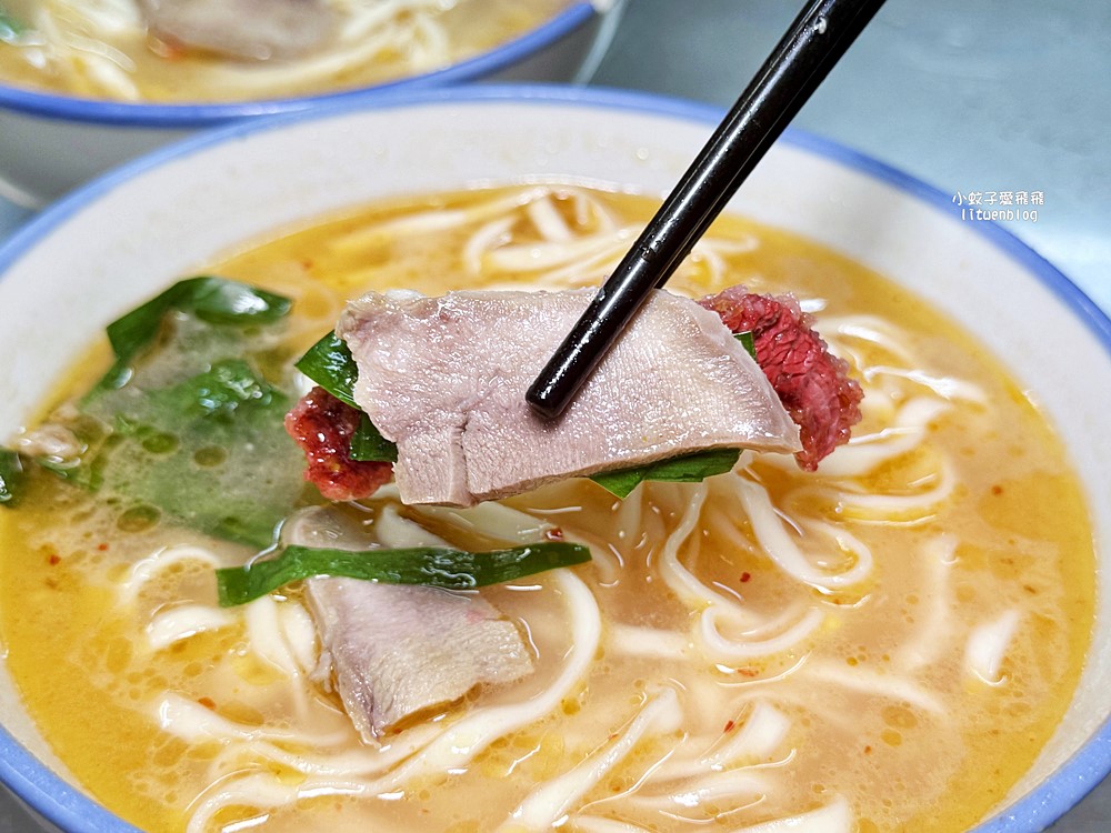 鶯歌美食「勇伯垃圾麵」豬骨熬製不去渣的湯頭賣了50年