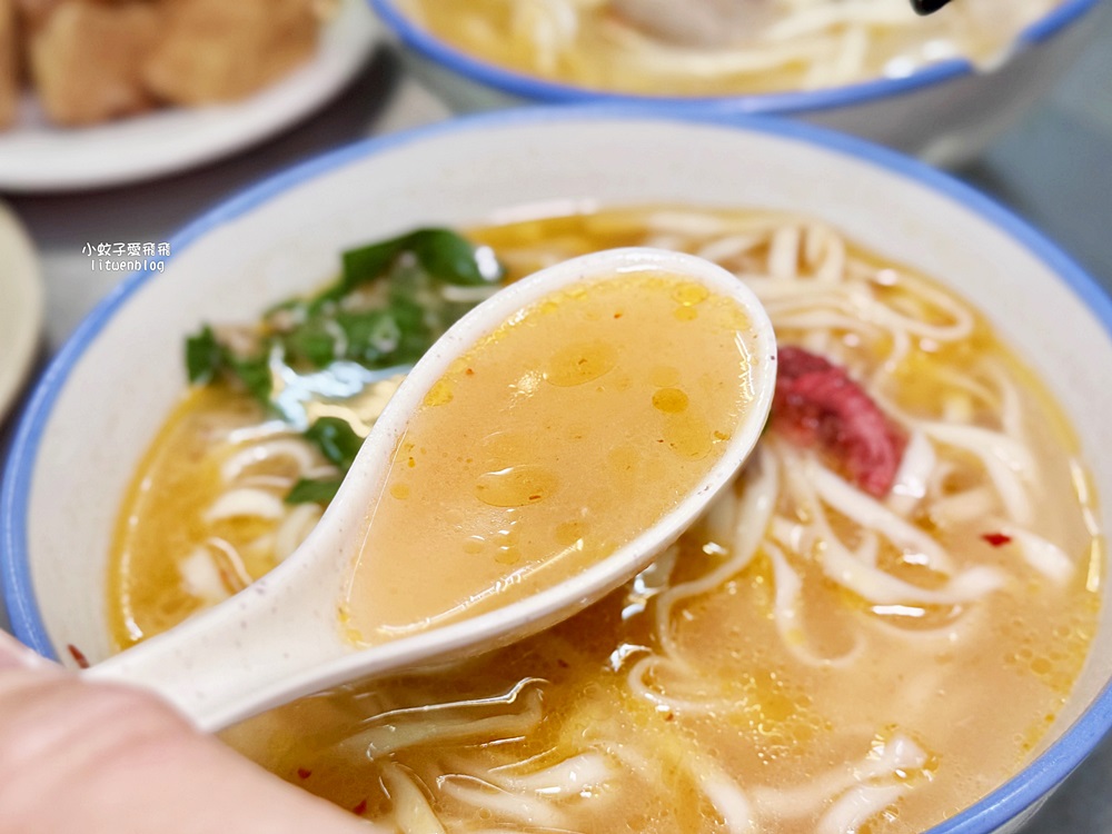 鶯歌美食「勇伯垃圾麵」豬骨熬製不去渣的湯頭賣了50年