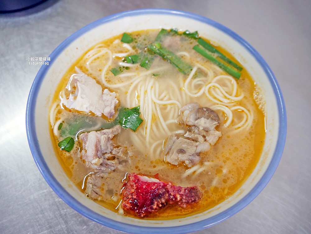 鶯歌美食「勇伯垃圾麵」豬骨熬製不去渣的湯頭賣了50年