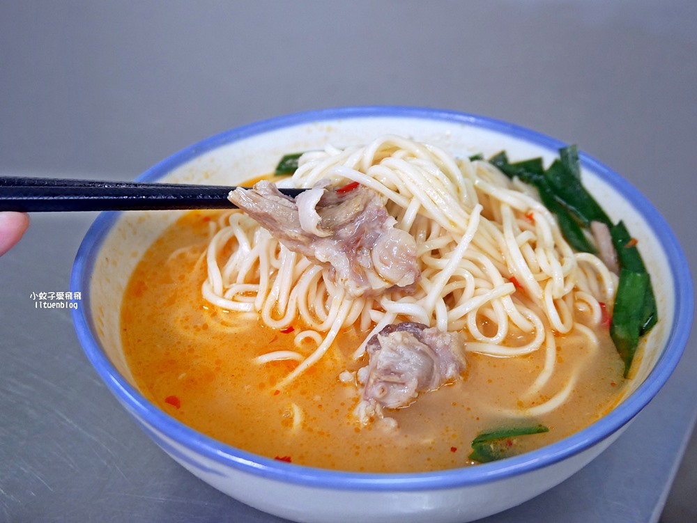 鶯歌美食「勇伯垃圾麵」豬骨熬製不去渣的湯頭賣了50年