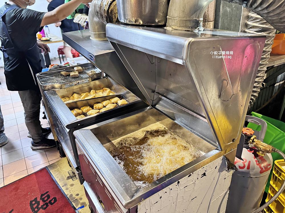 「蕭家下港脆皮臭豆腐」一口炸汁的臭豆腐外酥內嫩