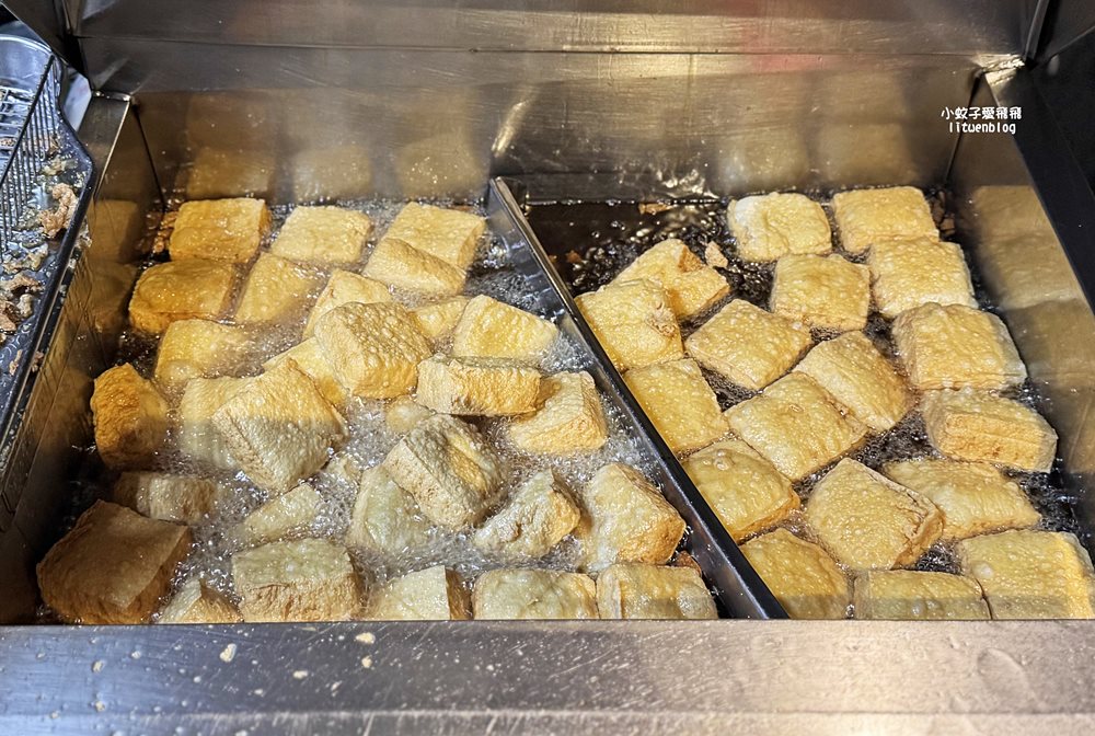 「蕭家下港脆皮臭豆腐」一口炸汁的臭豆腐外酥內嫩 「蕭家下港脆皮臭豆腐」一口炸汁的臭豆腐外酥內嫩