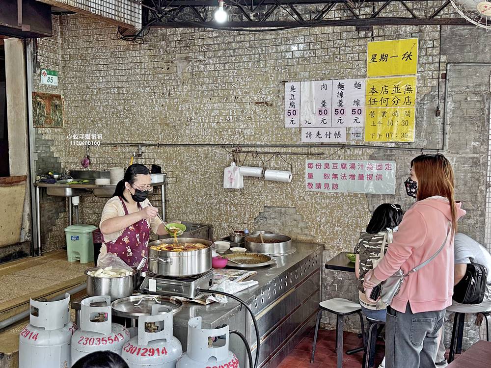 古亭站美食「同安街麵線羹」沒有招牌認排隊就對了,銅板價超人氣麵線 古亭站美食「同安街麵線羹」沒有招牌認排隊就對了,銅板價超人氣麵線