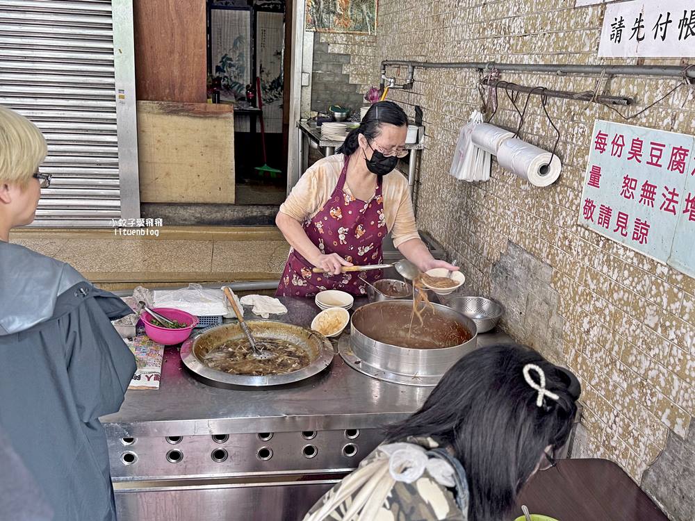 古亭站美食「同安街麵線羹」沒有招牌認排隊就對了,銅板價超人氣麵線 古亭站美食「同安街麵線羹」沒有招牌認排隊就對了,銅板價超人氣麵線