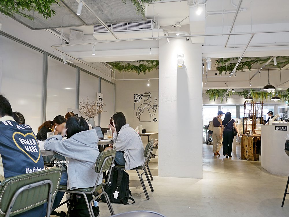 台電大樓站咖啡「ALL DAY ROASTING COMPANY 師大店」有著天井自然光不限時咖啡廳