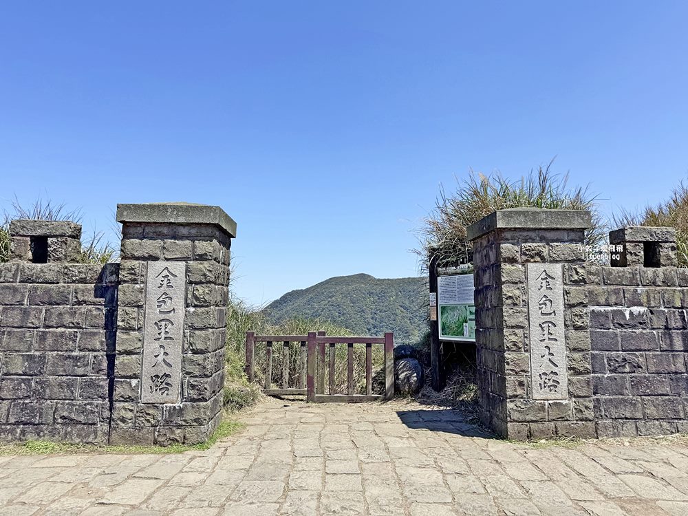 陽明山擎天崗大草原有牛相伴遠眺七星山主峰