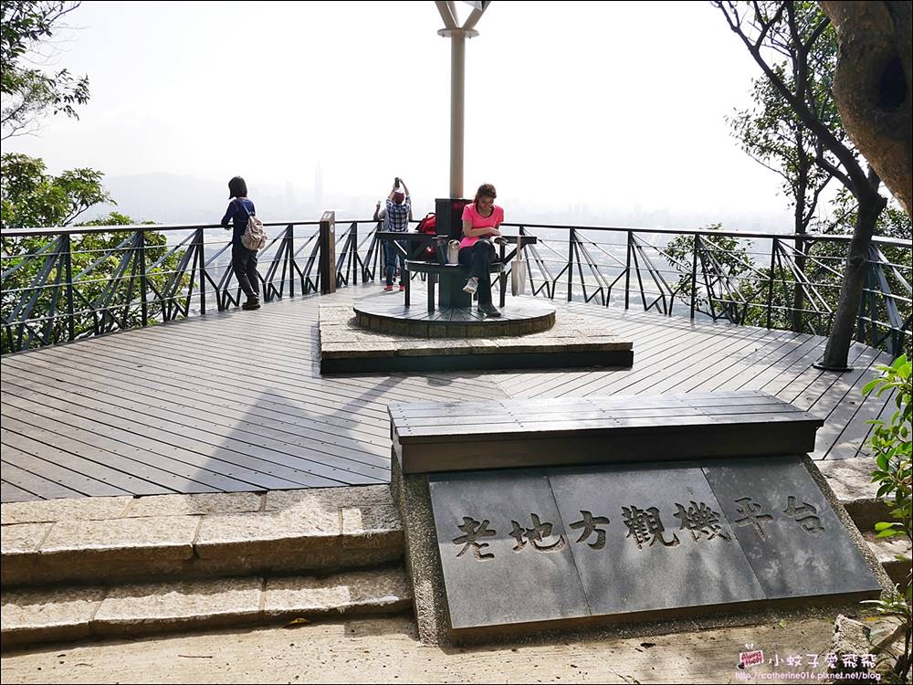 「劍潭山步道北眼平台」觀飛機起降台北101陽明山觀音山白天夜景都很美 「劍潭山步道北眼平台」觀飛機起降台北101陽明山觀音山白天夜景都很美