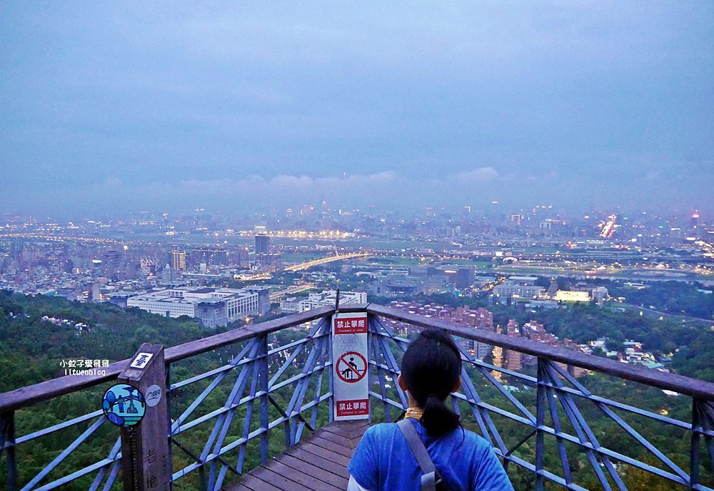 「劍潭山步道北眼平台」觀飛機起降台北101陽明山觀音山白天夜景都很美 「劍潭山步道北眼平台」觀飛機起降台北101陽明山觀音山白天夜景都很美