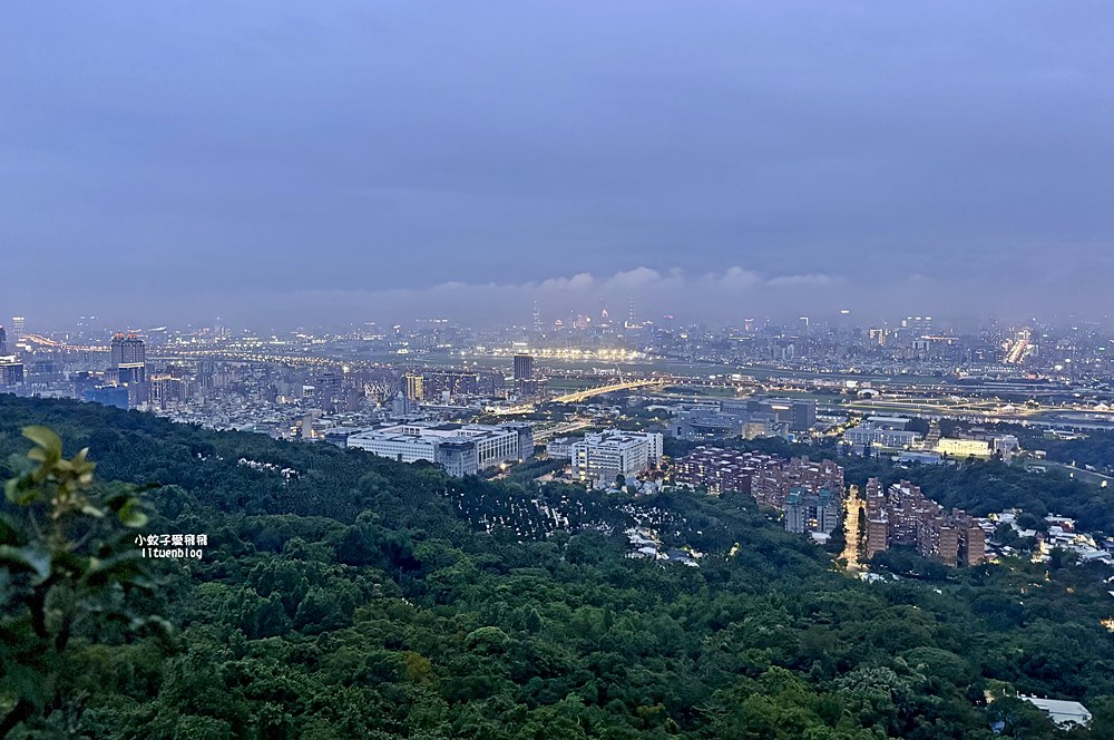 「劍潭山步道北眼平台」觀飛機起降台北101陽明山觀音山白天夜景都很美 「劍潭山步道北眼平台」觀飛機起降台北101陽明山觀音山白天夜景都很美