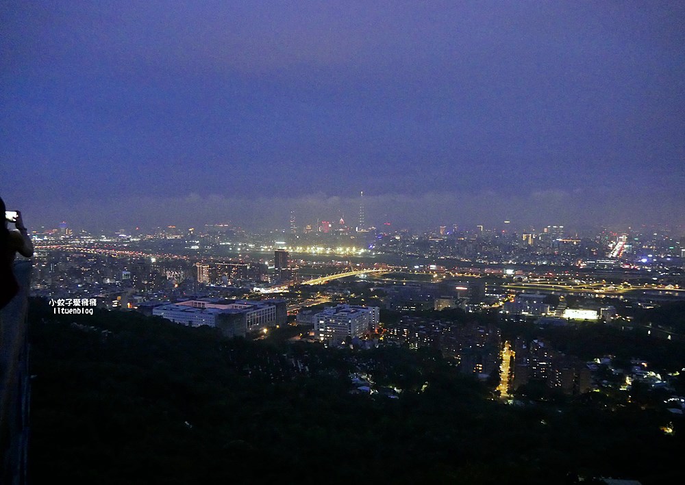 「劍潭山步道北眼平台」觀飛機起降台北101陽明山觀音山白天夜景都很美 「劍潭山步道北眼平台」觀飛機起降台北101陽明山觀音山白天夜景都很美