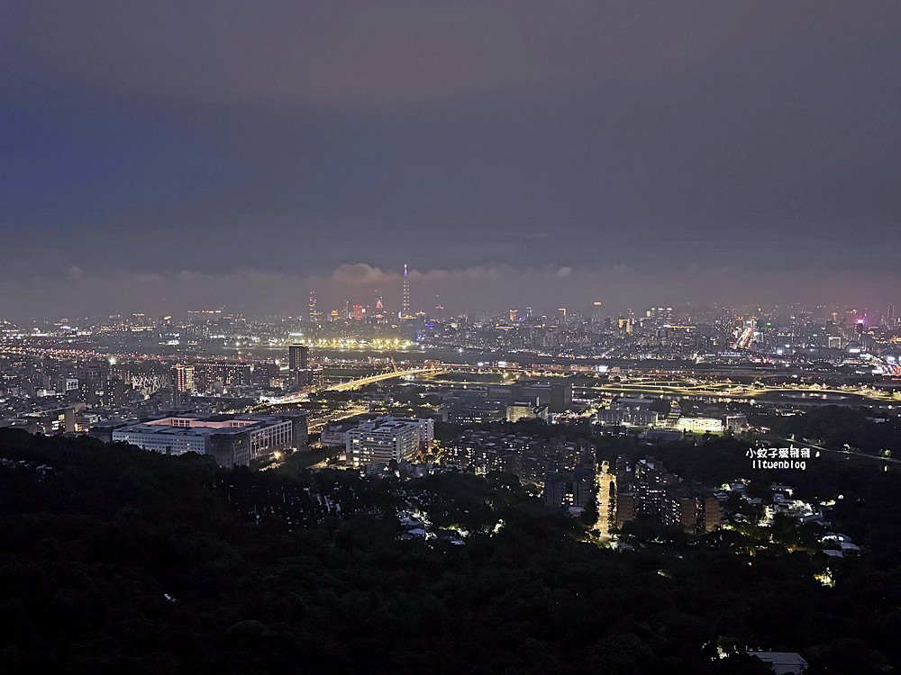 「劍潭山步道北眼平台」觀飛機起降台北101陽明山觀音山白天夜景都很美 「劍潭山步道北眼平台」觀飛機起降台北101陽明山觀音山白天夜景都很美