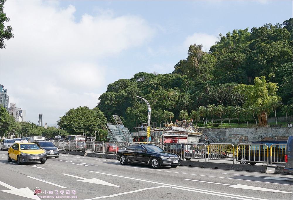 「劍潭山步道北眼平台」觀飛機起降台北101陽明山觀音山白天夜景都很美 「劍潭山步道北眼平台」觀飛機起降台北101陽明山觀音山白天夜景都很美