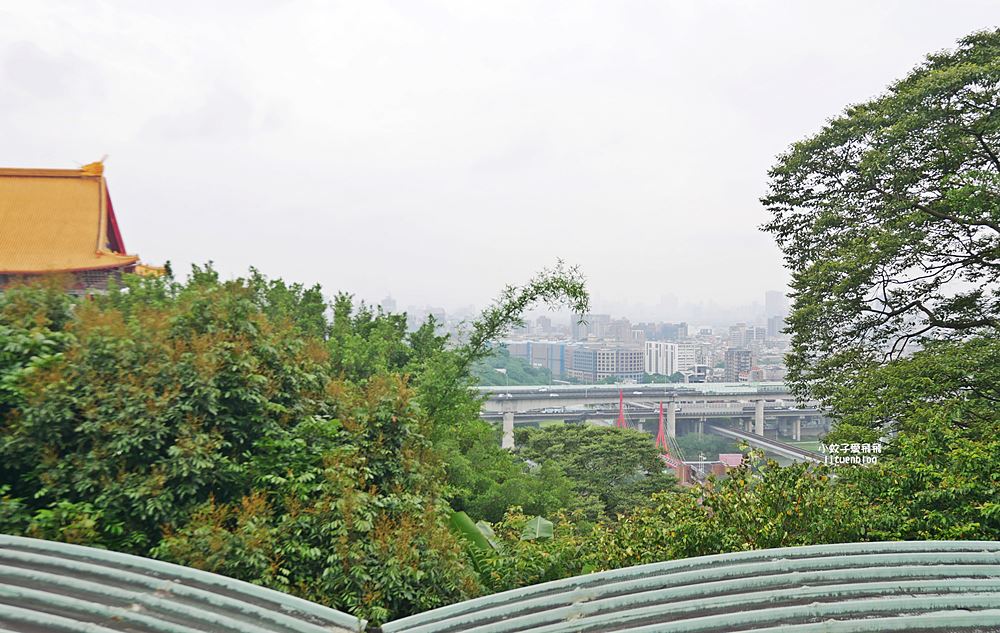 「劍潭山步道北眼平台」觀飛機起降台北101陽明山觀音山白天夜景都很美 「劍潭山步道北眼平台」觀飛機起降台北101陽明山觀音山白天夜景都很美