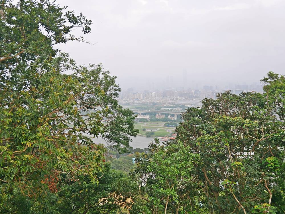「劍潭山步道北眼平台」觀飛機起降台北101陽明山觀音山白天夜景都很美 「劍潭山步道北眼平台」觀飛機起降台北101陽明山觀音山白天夜景都很美