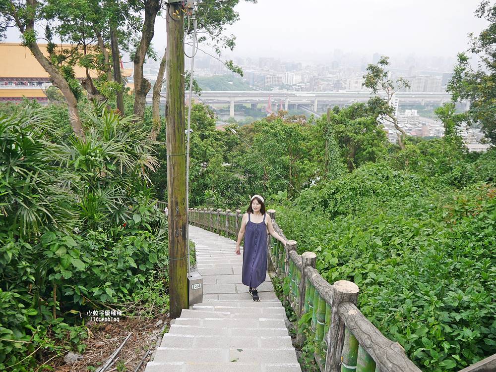 「劍潭山步道北眼平台」觀飛機起降台北101陽明山觀音山白天夜景都很美 「劍潭山步道北眼平台」觀飛機起降台北101陽明山觀音山白天夜景都很美