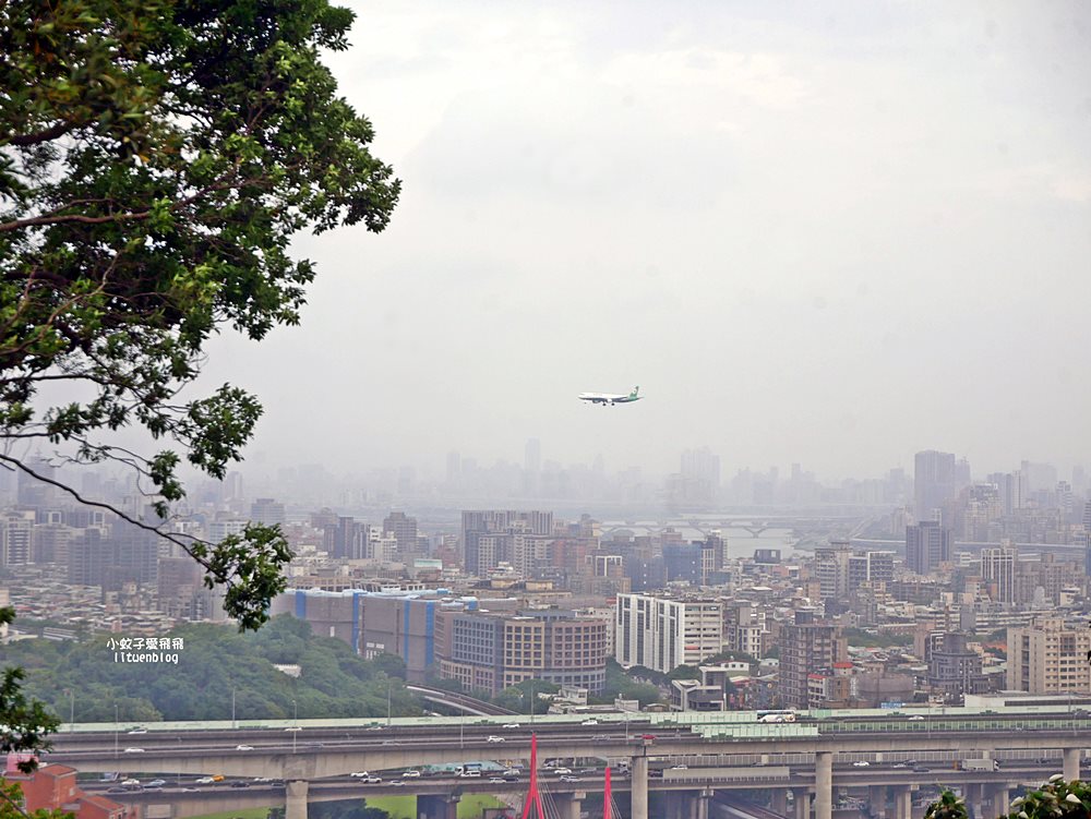「劍潭山步道北眼平台」觀飛機起降台北101陽明山觀音山白天夜景都很美 「劍潭山步道北眼平台」觀飛機起降台北101陽明山觀音山白天夜景都很美