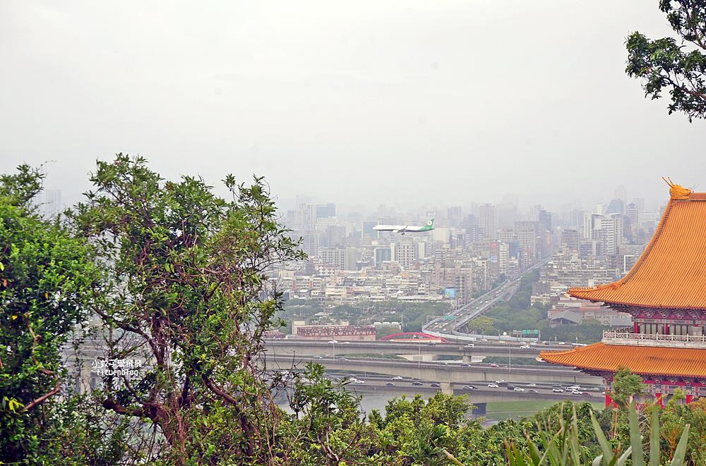 「劍潭山步道北眼平台」觀飛機起降台北101陽明山觀音山白天夜景都很美 「劍潭山步道北眼平台」觀飛機起降台北101陽明山觀音山白天夜景都很美