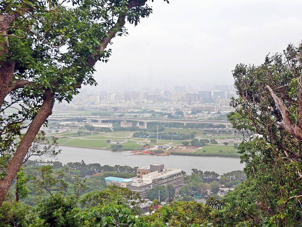 「劍潭山步道北眼平台」觀飛機起降台北101陽明山觀音山白天夜景都很美 「劍潭山步道北眼平台」觀飛機起降台北101陽明山觀音山白天夜景都很美