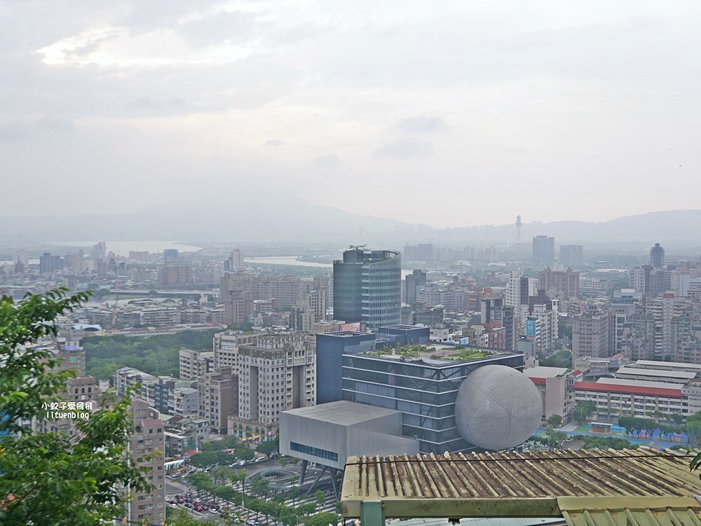 「劍潭山步道北眼平台」觀飛機起降台北101陽明山觀音山白天夜景都很美 「劍潭山步道北眼平台」觀飛機起降台北101陽明山觀音山白天夜景都很美