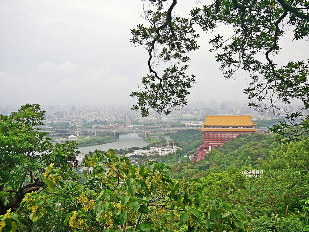 「劍潭山步道北眼平台」觀飛機起降台北101陽明山觀音山白天夜景都很美 「劍潭山步道北眼平台」觀飛機起降台北101陽明山觀音山白天夜景都很美