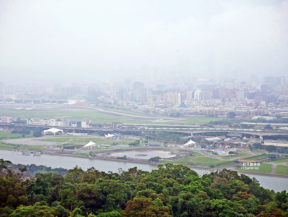「劍潭山步道北眼平台」觀飛機起降台北101陽明山觀音山白天夜景都很美 「劍潭山步道北眼平台」觀飛機起降台北101陽明山觀音山白天夜景都很美