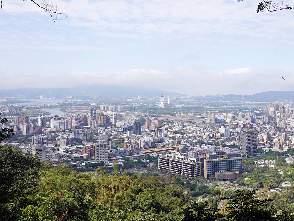 「劍潭山步道北眼平台」觀飛機起降台北101陽明山觀音山白天夜景都很美 「劍潭山步道北眼平台」觀飛機起降台北101陽明山觀音山白天夜景都很美