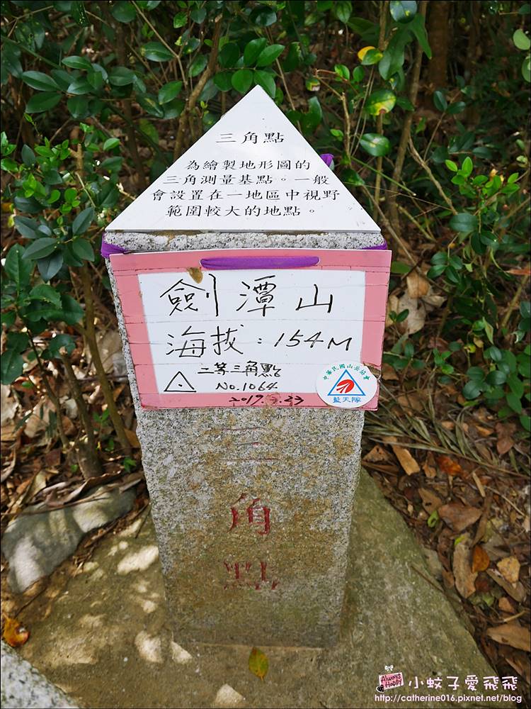 「劍潭山步道北眼平台」觀飛機起降台北101陽明山觀音山白天夜景都很美 「劍潭山步道北眼平台」觀飛機起降台北101陽明山觀音山白天夜景都很美