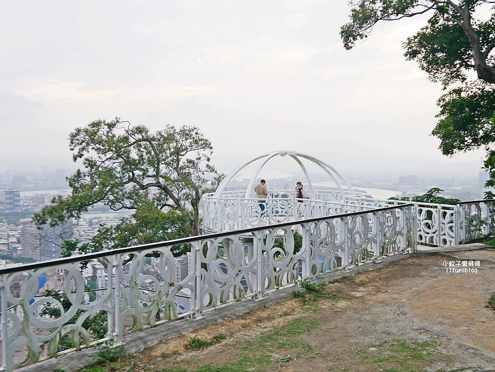 「劍潭山步道北眼平台」觀飛機起降台北101陽明山觀音山白天夜景都很美 「劍潭山步道北眼平台」觀飛機起降台北101陽明山觀音山白天夜景都很美