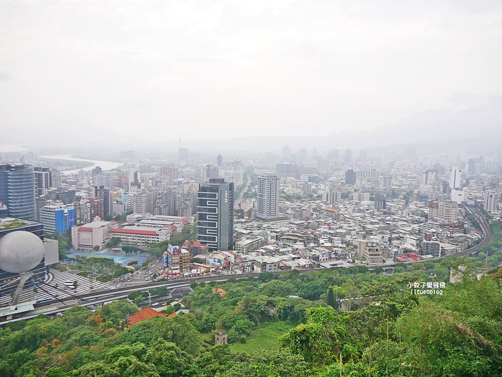 「劍潭山步道北眼平台」觀飛機起降台北101陽明山觀音山白天夜景都很美 「劍潭山步道北眼平台」觀飛機起降台北101陽明山觀音山白天夜景都很美