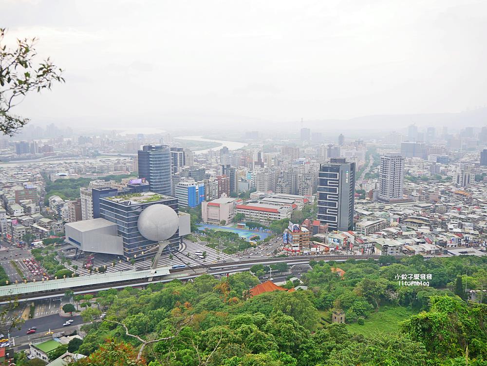 「劍潭山步道北眼平台」觀飛機起降台北101陽明山觀音山白天夜景都很美 「劍潭山步道北眼平台」觀飛機起降台北101陽明山觀音山白天夜景都很美