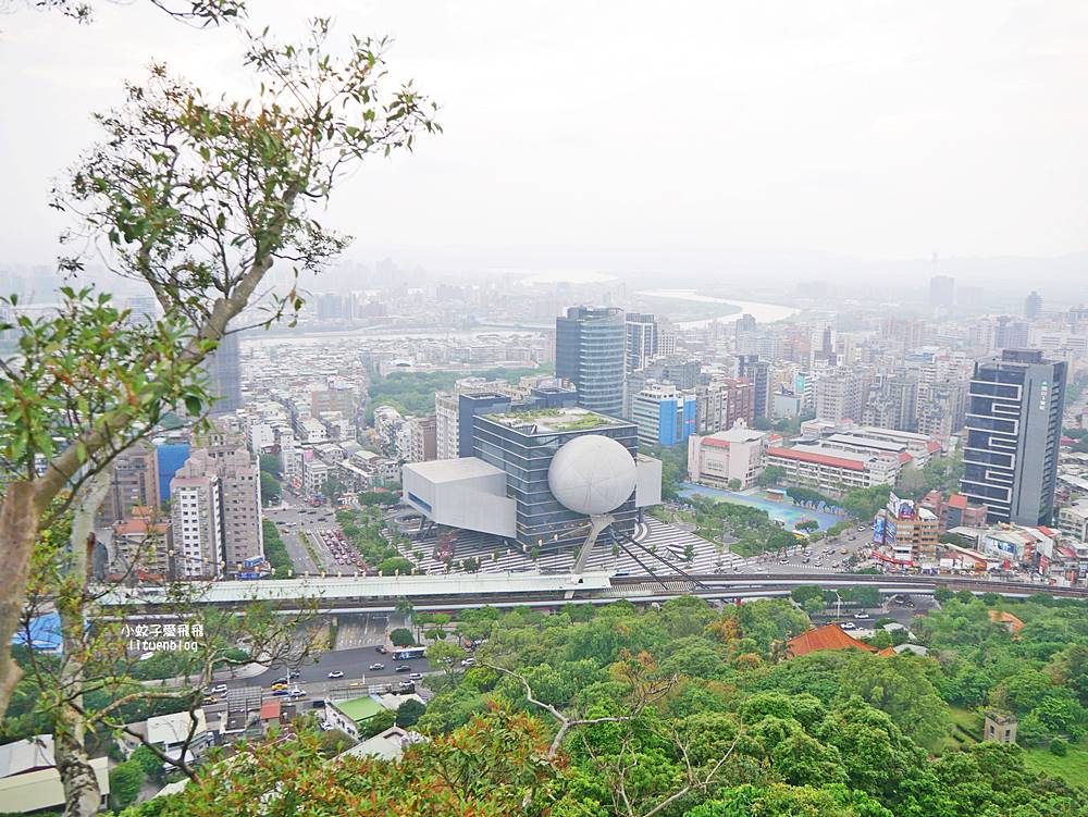 「劍潭山步道北眼平台」觀飛機起降台北101陽明山觀音山白天夜景都很美 「劍潭山步道北眼平台」觀飛機起降台北101陽明山觀音山白天夜景都很美