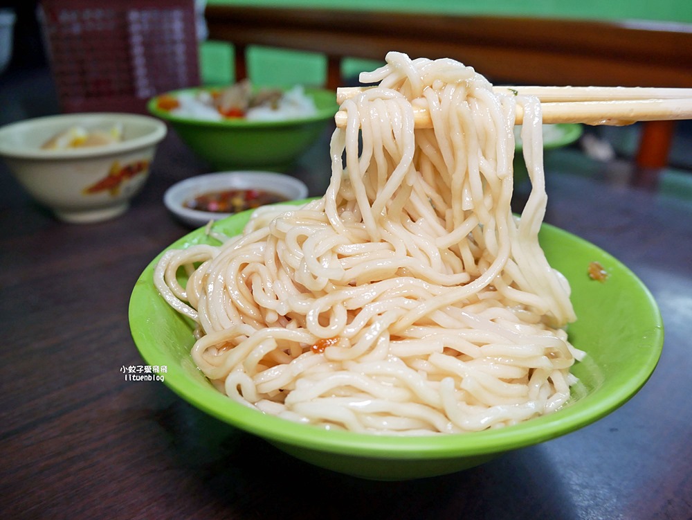 吳興街美食「加油添醋烏醋乾麵」二訪平凡味美乾拌麵，辣泡蛋帶勁開胃