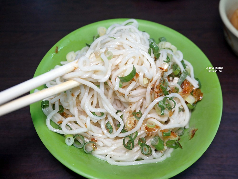 吳興街美食「加油添醋烏醋乾麵」二訪平凡味美乾拌麵，辣泡蛋帶勁開胃