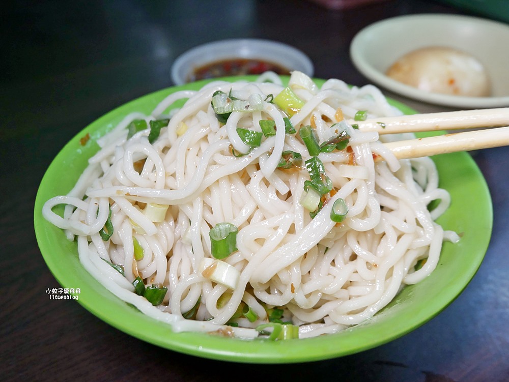 吳興街美食「加油添醋烏醋乾麵」二訪平凡味美乾拌麵,辣泡蛋帶勁開胃 吳興街美食「加油添醋烏醋乾麵」二訪平凡味美乾拌麵,辣泡蛋帶勁開胃