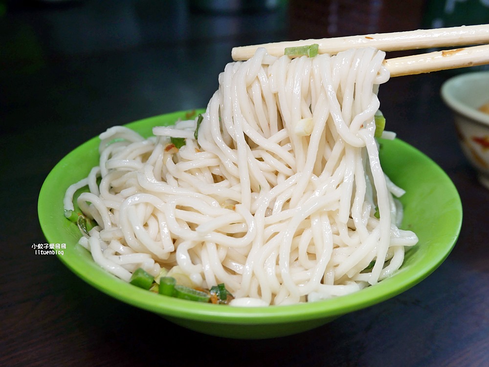 吳興街美食「加油添醋烏醋乾麵」二訪平凡味美乾拌麵,辣泡蛋帶勁開胃 吳興街美食「加油添醋烏醋乾麵」二訪平凡味美乾拌麵,辣泡蛋帶勁開胃