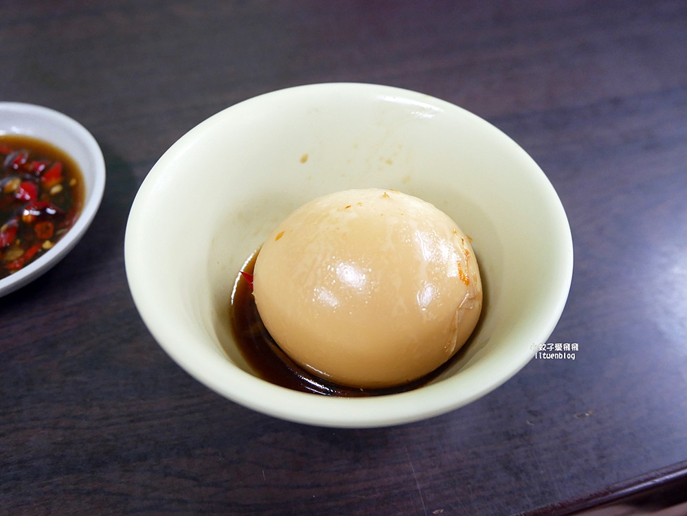 吳興街美食「加油添醋烏醋乾麵」二訪平凡味美乾拌麵,辣泡蛋帶勁開胃 吳興街美食「加油添醋烏醋乾麵」二訪平凡味美乾拌麵,辣泡蛋帶勁開胃