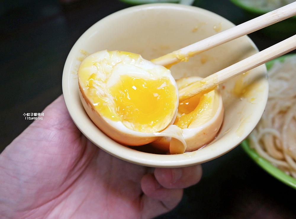 吳興街美食「加油添醋烏醋乾麵」二訪平凡味美乾拌麵，辣泡蛋帶勁開胃