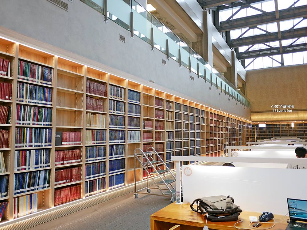 政治大學「達賢圖書館」湖濱山景校園&超絕美圖書館