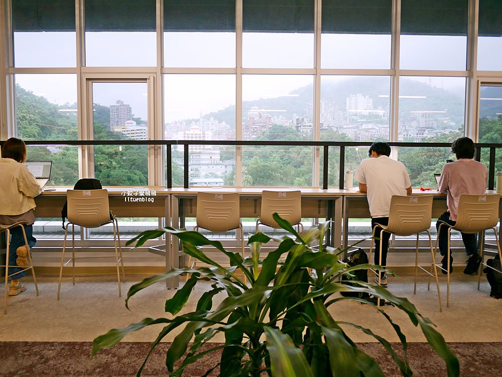 政治大學「達賢圖書館」湖濱山景校園&超絕美圖書館