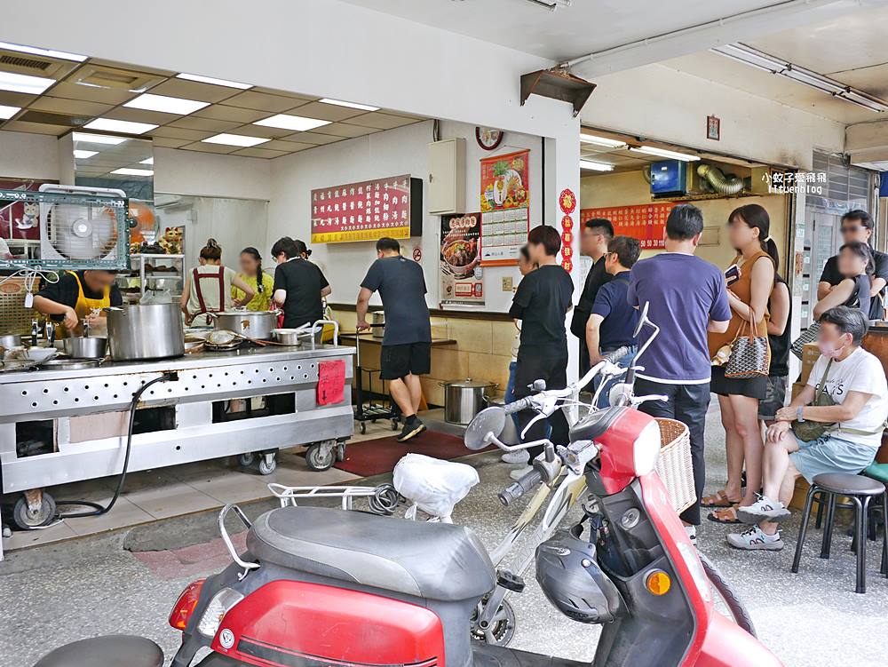 天母美食「忠誠牛肉麵」碗公級份量多到吃不完要打包 天母美食「忠誠牛肉麵」碗公級份量多到吃不完要打包