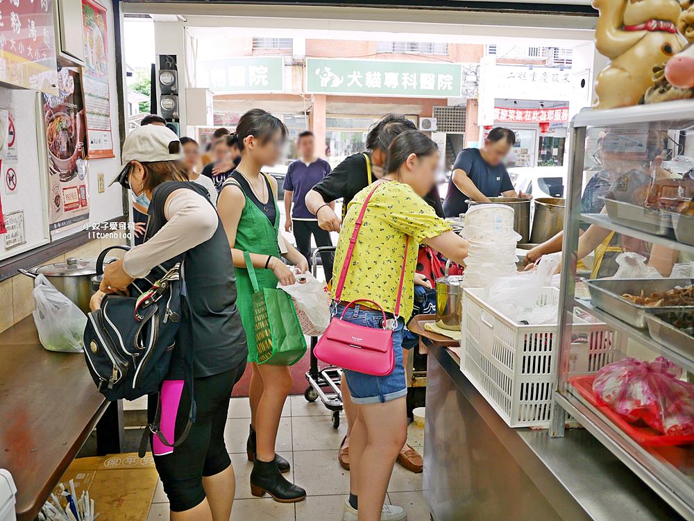 天母美食「忠誠牛肉麵」碗公級份量多到吃不完要打包 天母美食「忠誠牛肉麵」碗公級份量多到吃不完要打包