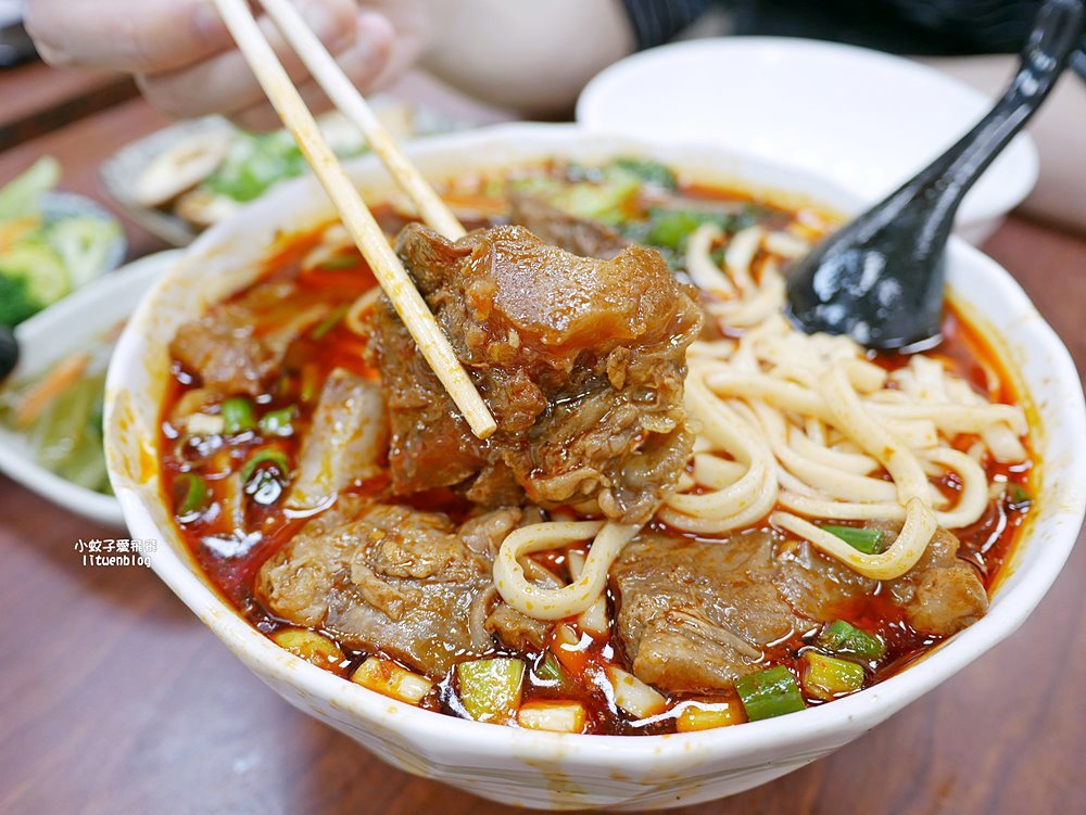 天母美食「忠誠牛肉麵」碗公級份量多到吃不完要打包
