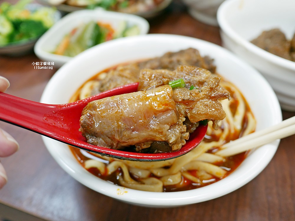 天母美食「忠誠牛肉麵」碗公級份量多到吃不完要打包 天母美食「忠誠牛肉麵」碗公級份量多到吃不完要打包