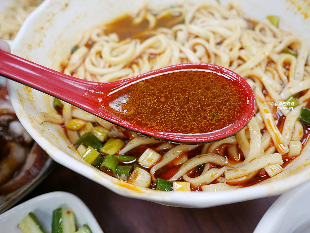 天母美食「忠誠牛肉麵」碗公級份量多到吃不完要打包 天母美食「忠誠牛肉麵」碗公級份量多到吃不完要打包