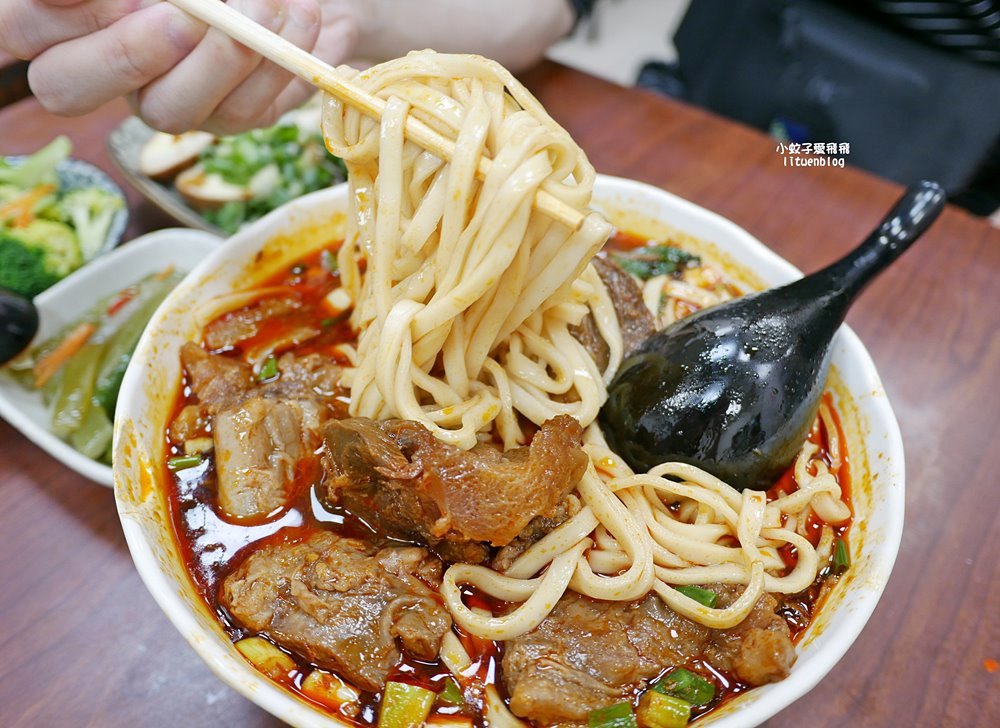 天母美食「忠誠牛肉麵」碗公級份量多到吃不完要打包
