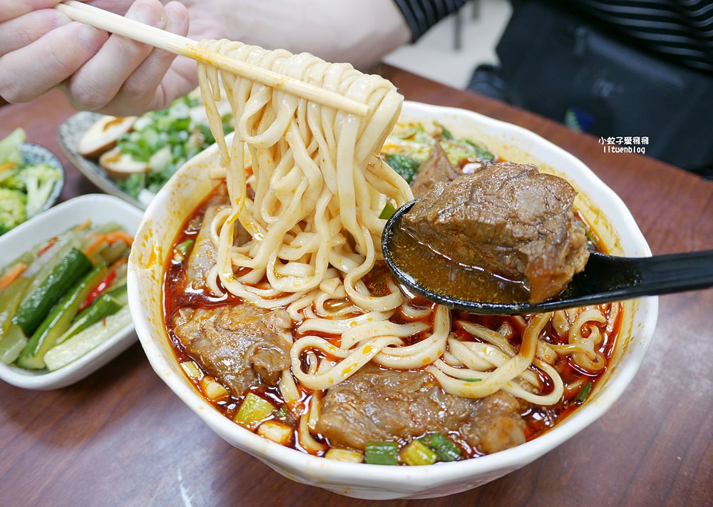 天母美食「忠誠牛肉麵」碗公級份量多到吃不完要打包 天母美食「忠誠牛肉麵」碗公級份量多到吃不完要打包