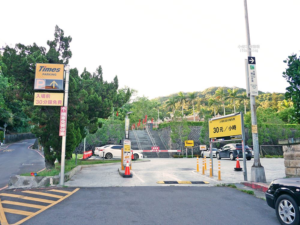 北投景點「行天宮北投分宮」造景優美遠眺關渡平原，還有附設圖書館