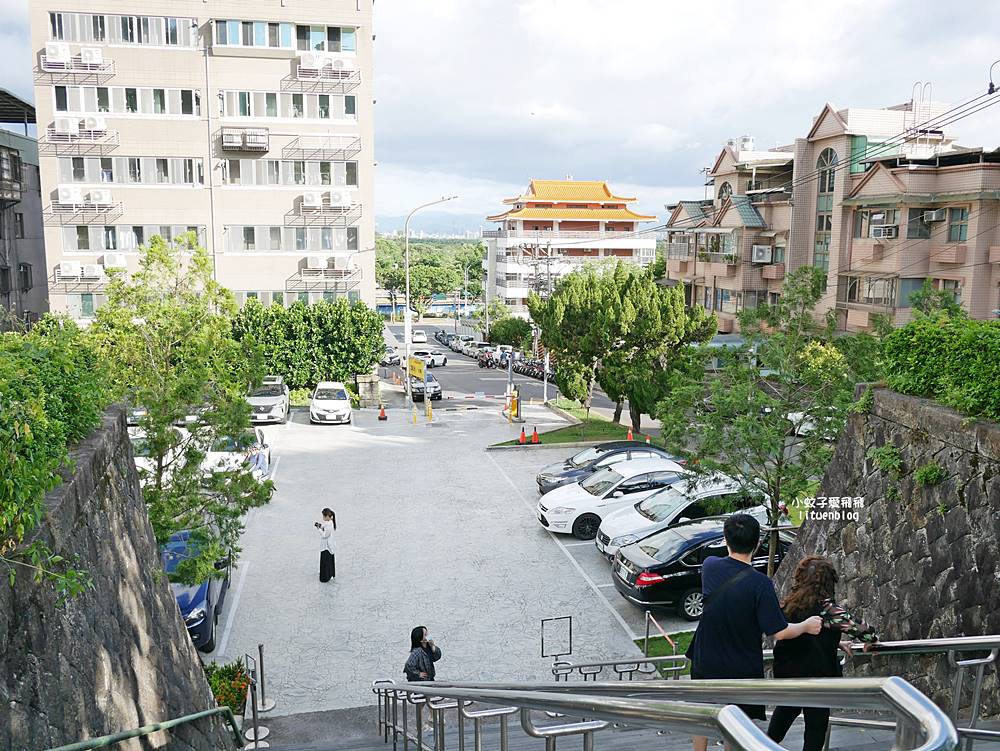 北投景點「行天宮北投分宮」造景優美遠眺關渡平原，還有附設圖書館