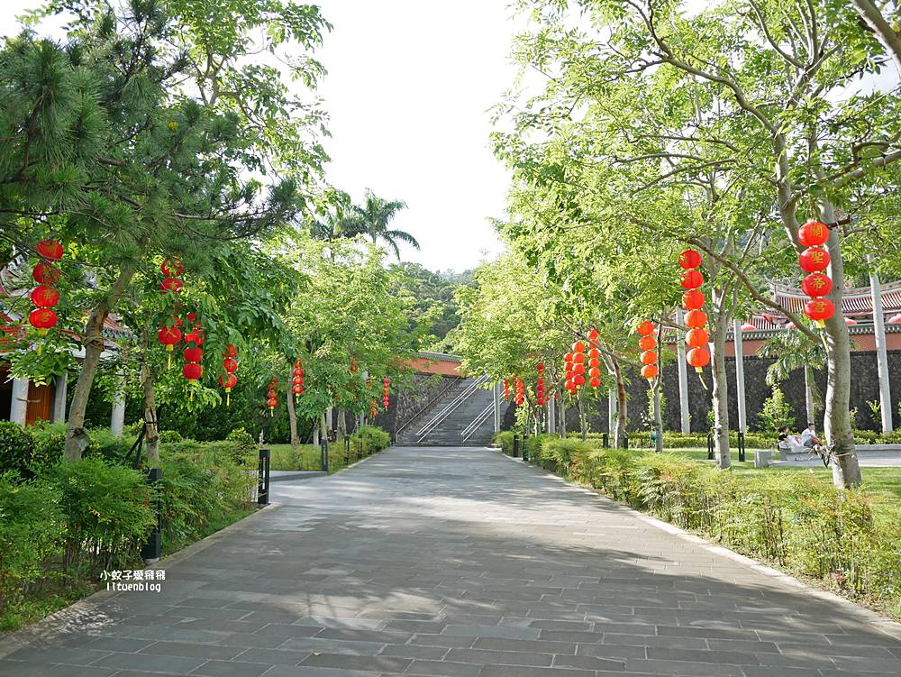 北投景點「行天宮北投分宮」造景優美遠眺關渡平原，還有附設圖書館